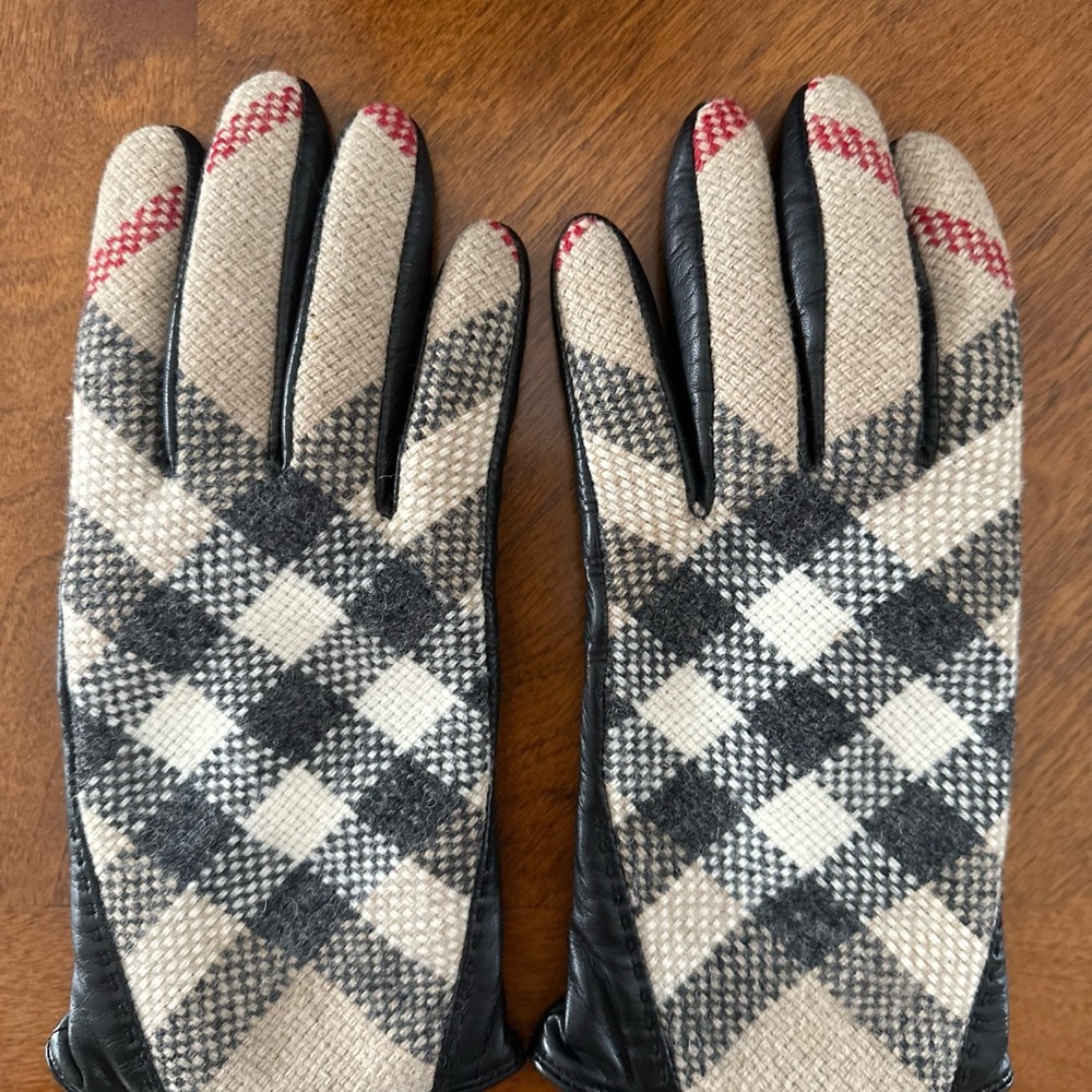 Ladies’ Burberry Gloves